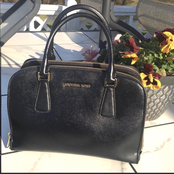 🛍️ Vintage Authentic MK shoulder bag excellent condition comes with dust bag. - Picture 5 of 12